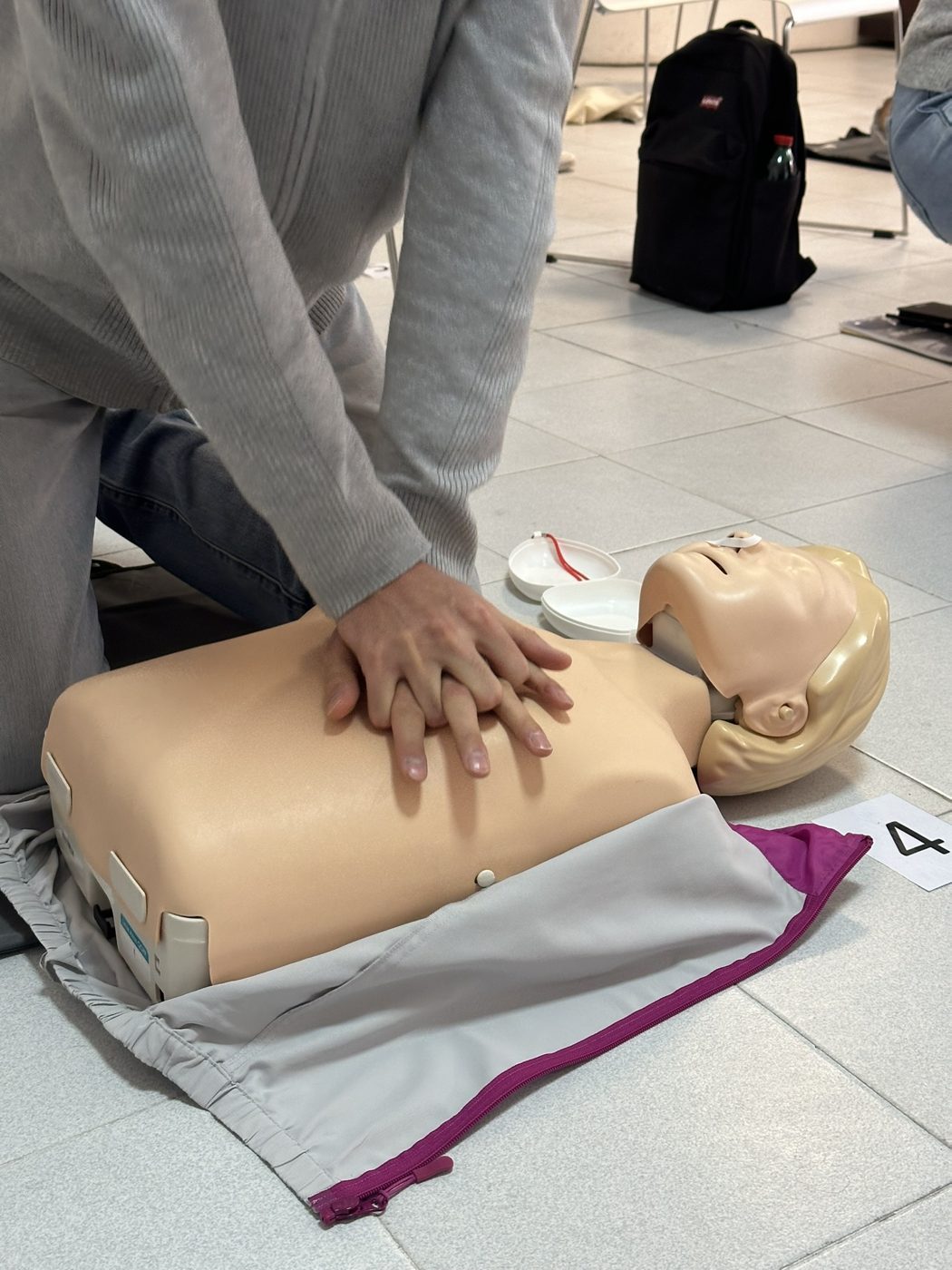 Compressioni toraciche con defibrillatore (DAE)