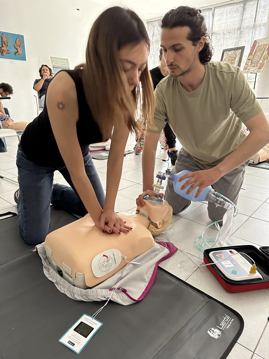 Operatori che eseguono BLSD su manichino